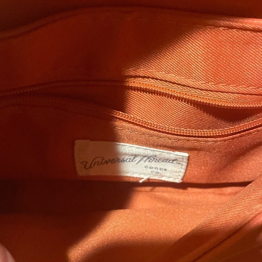 Universal Thread Coral soft crossbody purse. Used in great condition